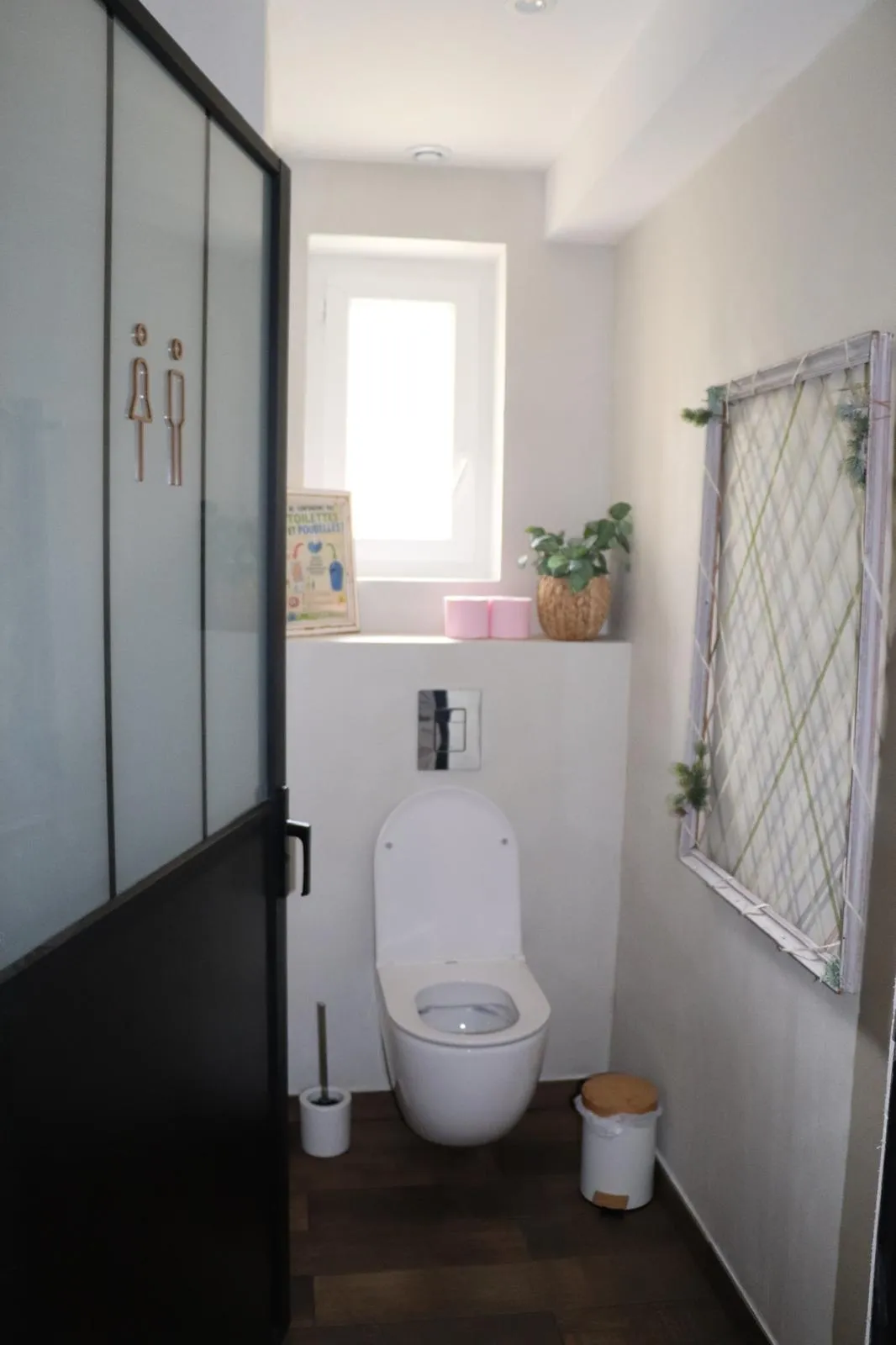 WC séparé derrière une porte en verrière d’atelier